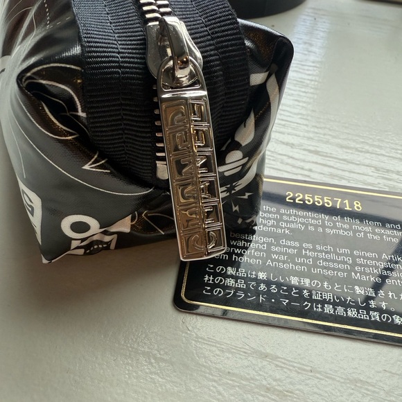 CHANEL Rare Black and White Airline Pouch - collector’s item - Picture 3 of 8